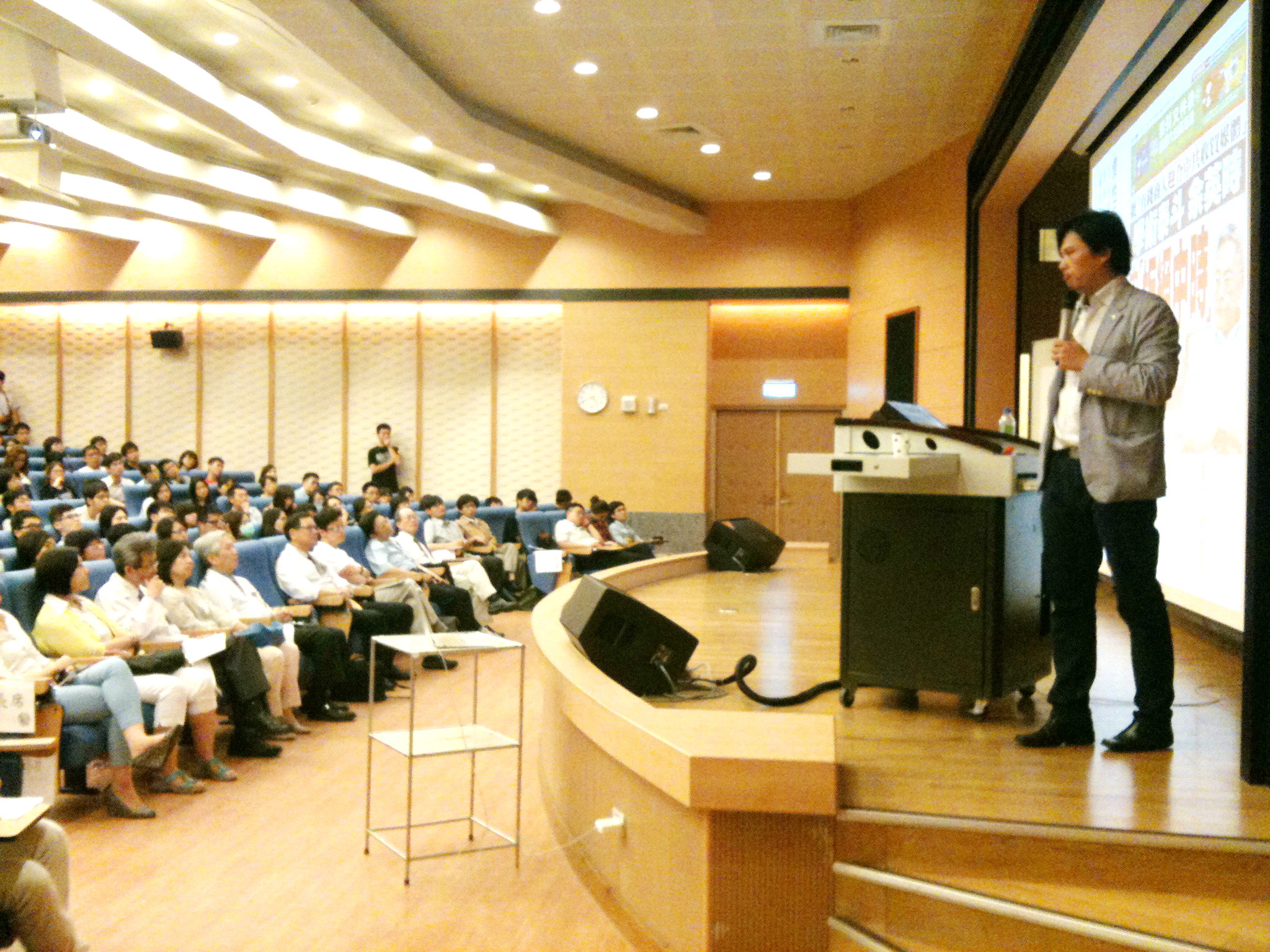 黃國昌赴高雄校園演講，學生反應熱烈。（記者陳俊廷攝）