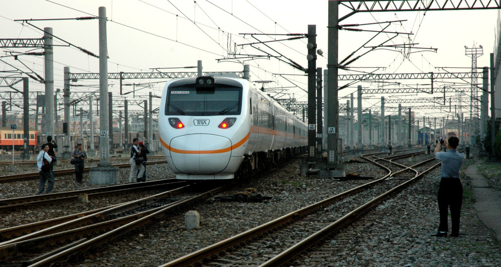 列車行駛北迴鐵路收訊不良，進入隧道幾乎斷訊，今年10月終於能「暢通」。圖／王志偉（資料照）