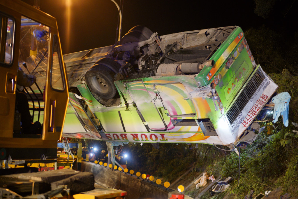 國道5號13日晚間發生遊覽車翻落意外，已32人死亡，是死亡人數最多的遊覽車意外。圖／張良一