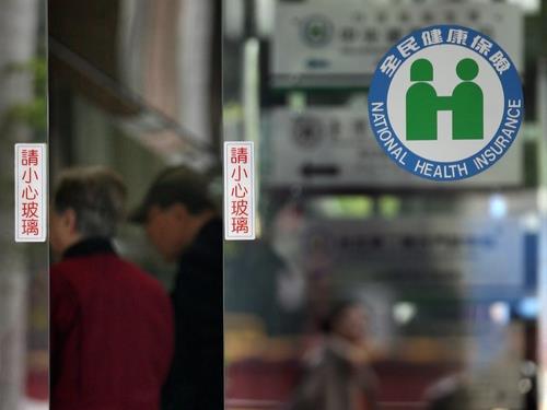 健保欠費者是否應該鎖卡，成為各界持續關注的議題。健保署宣布健保全面解卡，同時加强欠費追償。(圖：中央社)