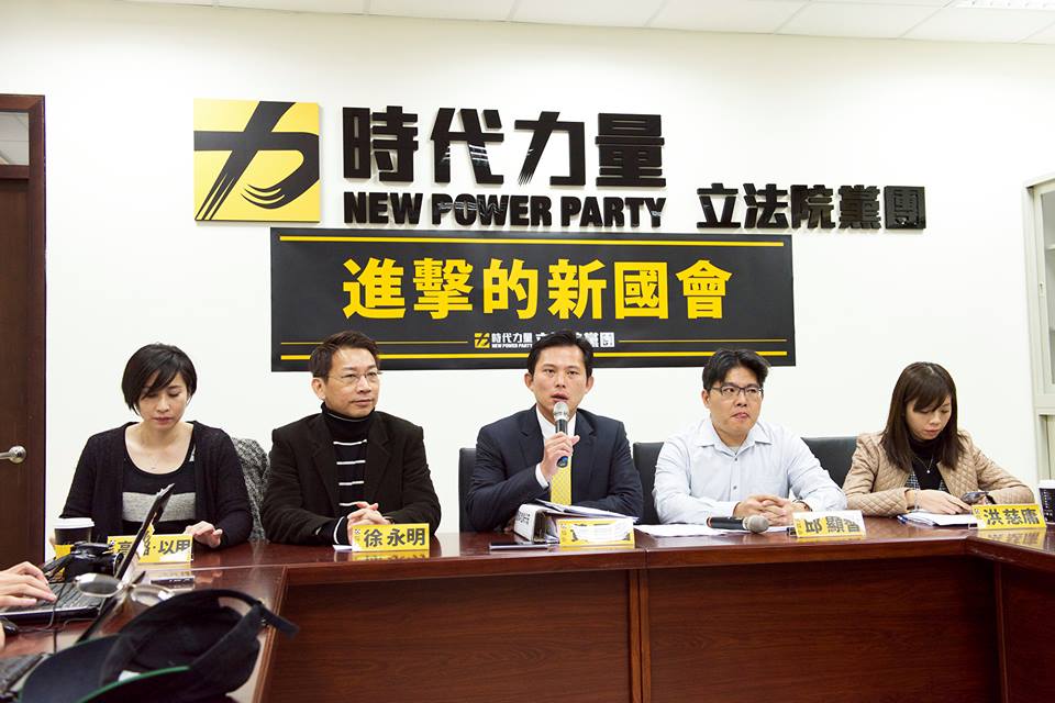 時代力量立委黃國昌23日公開呼籲民進黨，在交通委員會讓出一個席次，讓他實現反媒體壟斷的理想，甚至一度洽詢國民黨，但都遭到藍綠雙方拒絕。（黃謙賢攝）