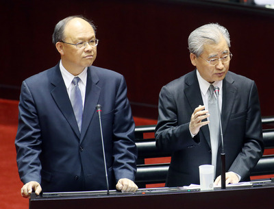 行政院長毛治國（右）3日率內閣閣員赴立法院院會施政質詢，阿里巴巴集團執行主席馬雲來台演講也成為立委關注議題，經濟部長鄧振中（左）。(中央社資料照片)