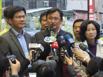 台中市立委補選7日舉行投票，民進黨立委候選人黃國書（中）自行宣布當選。此次選舉中，台中市投票率僅30%，為各區最低。(中央社)20150207