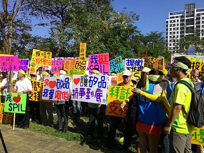 矽品今日召開股東臨時會會場外有大批矽品員工集結，聲援公司，但得知表決失利後，當場就有員工因此落淚，董事長林文伯則強調與鴻海結盟方向不變，並將繼續抗爭到底。（中央社）