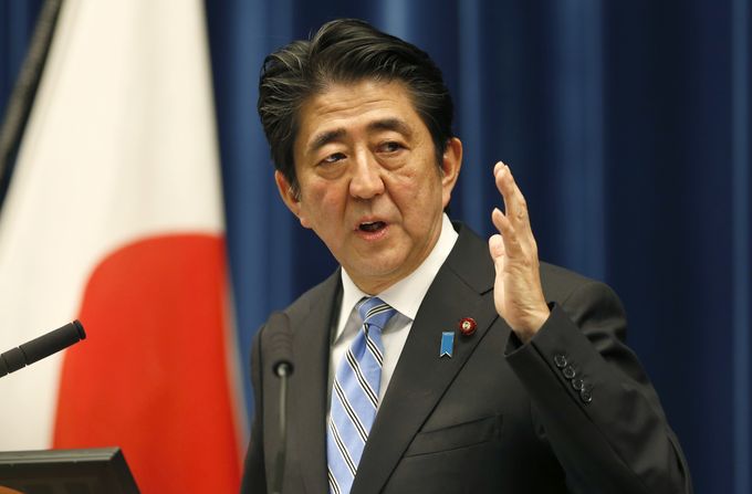 為了重建並改革日本，首相安倍自從2012年底上任以來提出了被泛稱為安倍經濟學的三隻箭政策：貨幣寬鬆，財政彈性及結構性改革。圖／中央社資料照