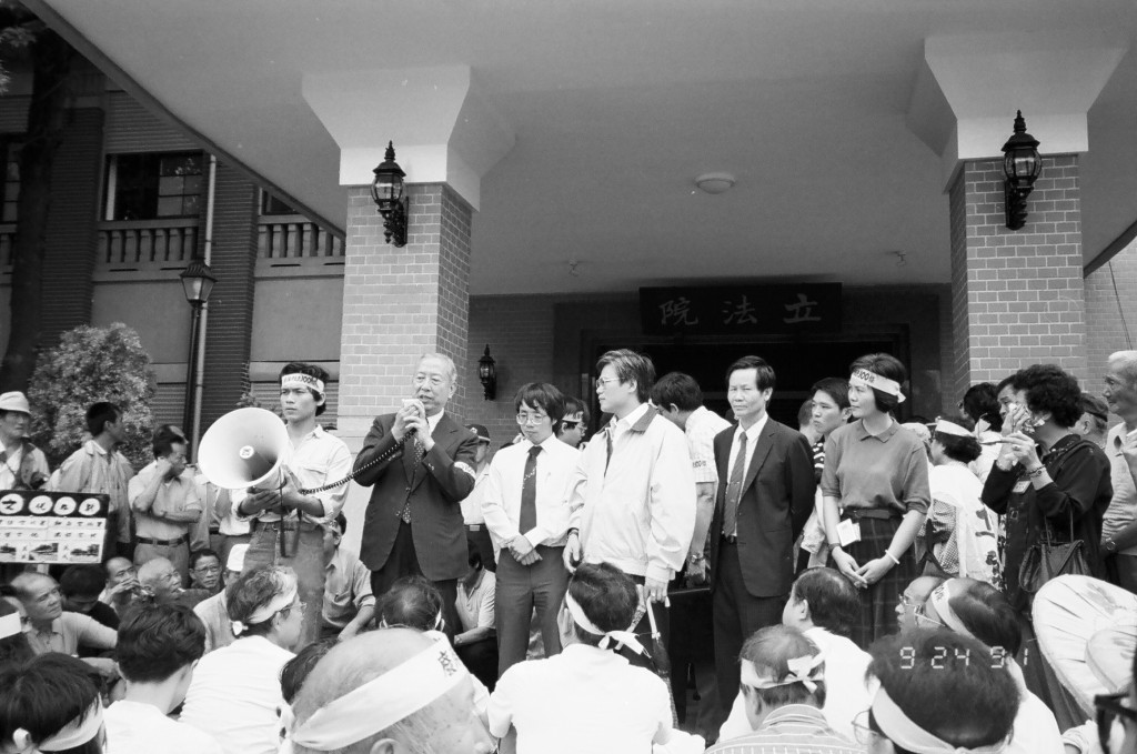 一○○行動聯盟精神領袖李鎮源赴立法院請願時，向群眾演說時，聯盟發起人廖宜恩陪伴在旁。（資料照片，邱萬興攝）