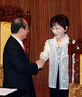 國民黨總統初選民調今展開，立法院長王金平（左）對副院長洪秀柱（右）出線是否樂觀其成？王金平以「對啊，很自然的事」回應，他也對洪表示加油、祝福。（中央社資料照片）20150612