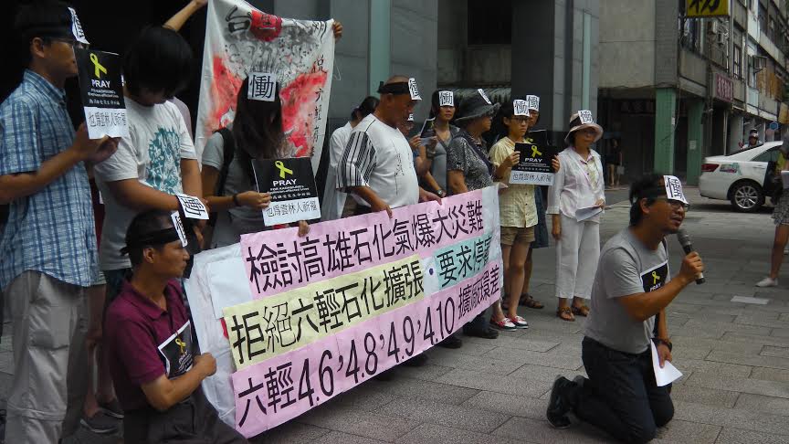 環團4日下跪控訴六輕4.7涉偽造文書，要求法院調查，並退回環差。（圖由台灣水資源聯盟提供）