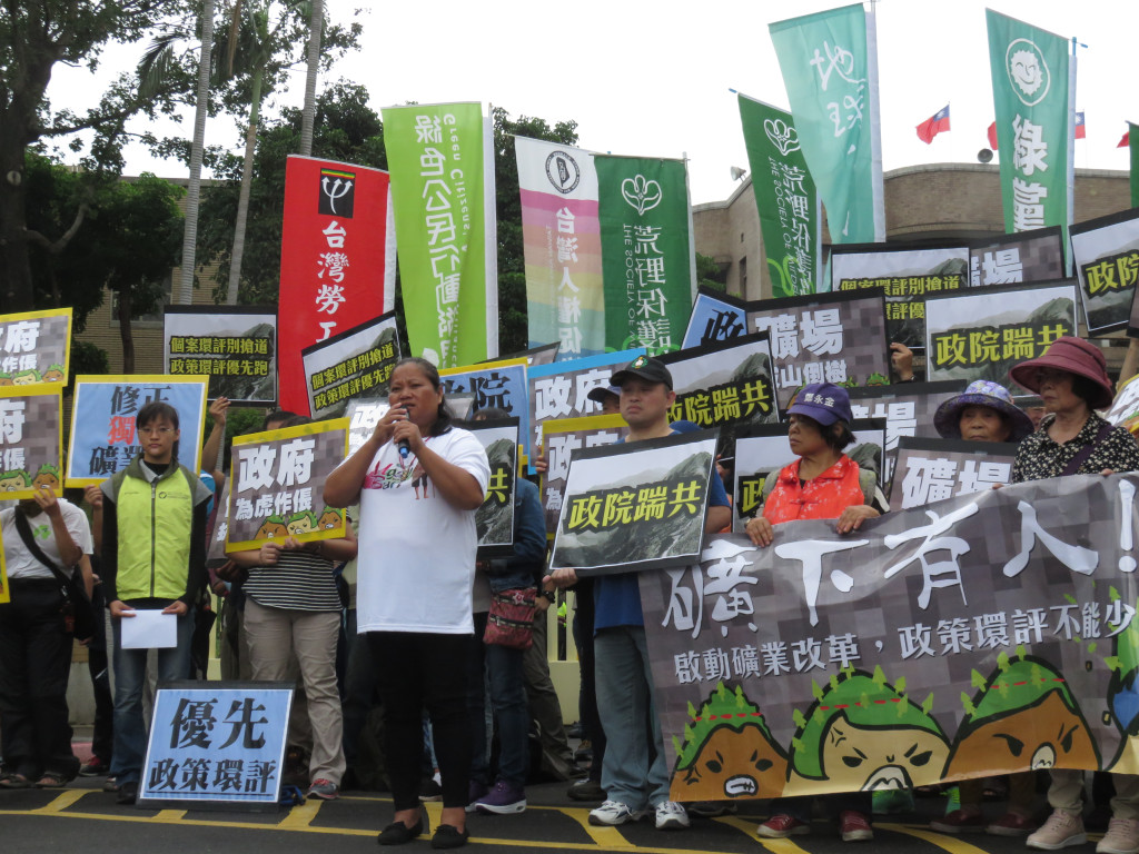 長年住在亞泥礦場旁的居民表示，礦場要展延或擴大開採都不跟居民協調，他們十幾年來天天跟爆破聲及碎石為伍，這種生活他們已經忍無可忍。圖／李秉芳