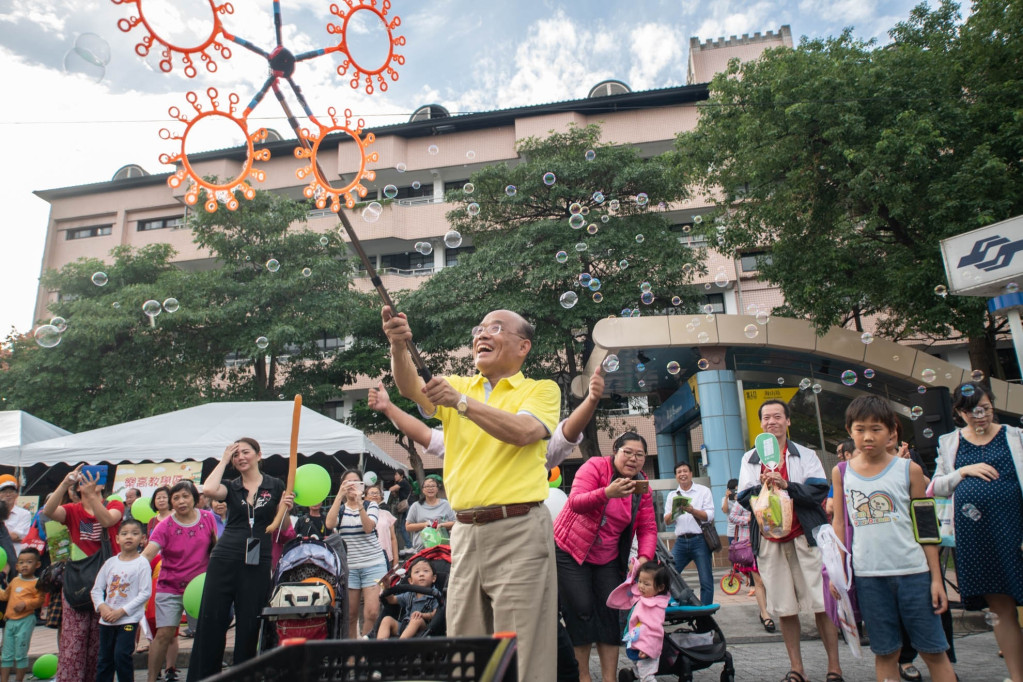 新北市長候選人蘇貞昌今（10）日主辦「玩趣總動員」，童心未泯玩起泡泡球，吸引不少小朋友圍觀發出連連驚嘆。圖／蘇貞昌競選辦公室提供