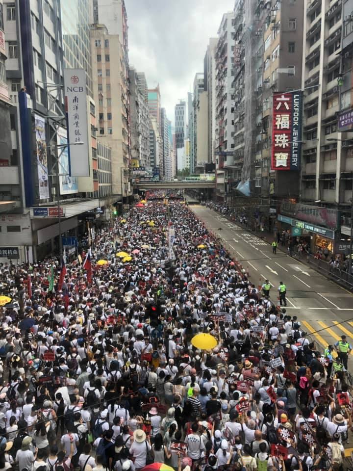 香港「反送中」遊行，超過百萬人走上街頭。圖／取自「全球集氣反送中」臉書