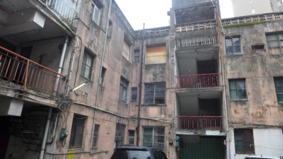 建物老舊骯髒、破損。（議員吳思瑤提供）
