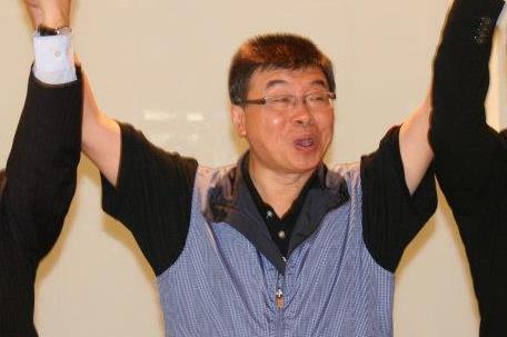 邱毅雖然只剩下「一支嘴」，但在下屆立委選舉還差一點當選，如實顯現了這個政治社會的縮影。邱毅不是「小強」，但強靱度有過之而無不及。（摘自網路）