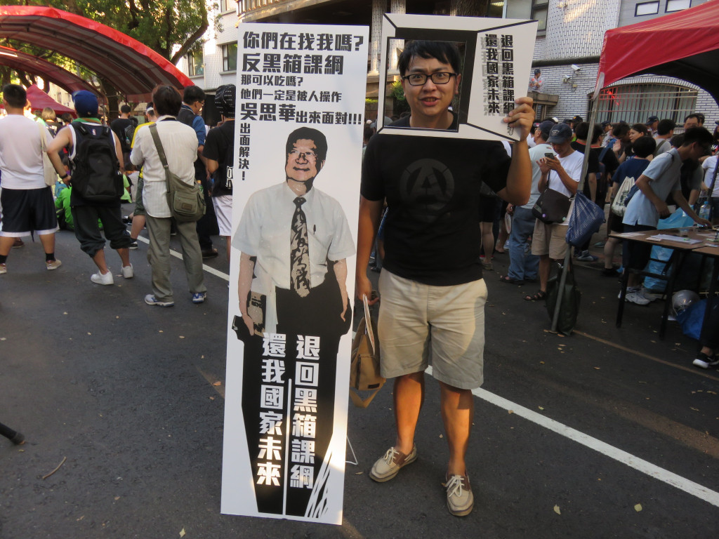 這次反課綱行動延燒越演越烈，根本就是執政者橫柴入灶，硬要拿法律規範來改變歷史，這種拿「清朝的劍斬明朝的官」的心態，才是引爆人民不滿的因素之一。（資料畫面：林冠妙攝）