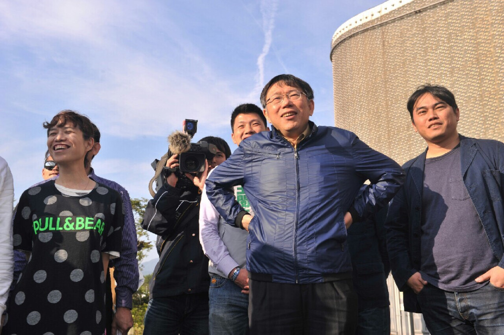 台北市長柯文哲今天行程滿檔，出席完「公民咖啡館」活動後又受邀前往花博公園參觀T-FEST「明日音樂祭」（如圖）。（圖由北市府提供20150328）