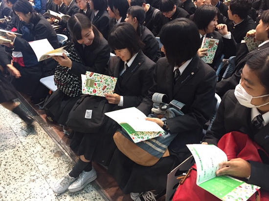 日本清水櫻丘高校高中生來台灣和台北士林高商學生互動,對介紹台北的《台北滿喫》手冊很有興趣,拿在手上不停翻閱。圖/台北市觀光傳播局