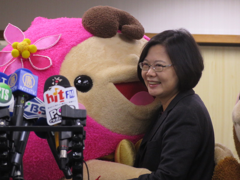 蔡英文開心與台灣燈會玩偶在媒體面前亮相，希望大家元宵節到桃園賞燈會。（朱蒲青攝）