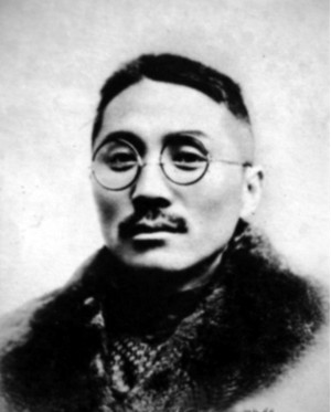 王亞樵(1889-1936),同盟會成員及幫派頭目,擅長使用暗殺手段除掉對手,敵視蔣介石,曾二次暗殺蔣未成功而逃亡。軍統頭子戴笠奉蔣介石之命派人暗殺王亞樵於廣西。在當局造神運動下,這些偉大領袖見不得光的往事通常不見容於官方正史。(圖片,維基百科,20160314)