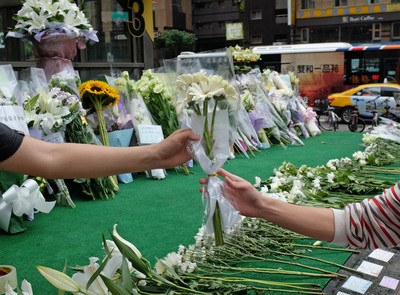 台北捷運隨機殺人事件發生後　不少民眾到江子翠站外獻花悼念受害者，並發起各種行動期待找回社會信任。（中央社）