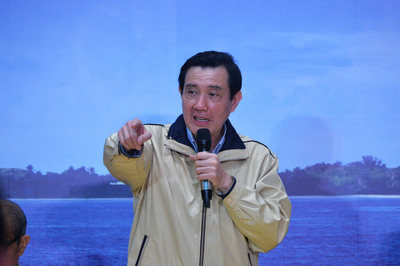 馬英九結束太平島之行，回來舉行記者會，不顧此舉已增加區域緊張，仍侈言「南海和平倡議」。(中央社)20160128