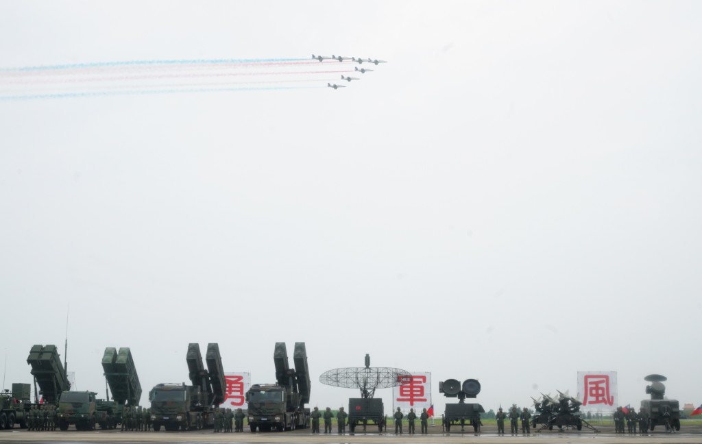 空軍今天舉行防空暨飛彈指揮部編成典禮，並舉行空中分列式與地面閱兵式。圖／張良一攝