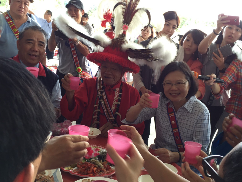 國民黨立委廖國棟在豐年祭敬酒時，脫口而出「蔡主席總統好」。（朱蒲青攝）