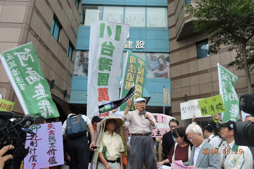 民進黨今（29）日再次召開中執會討論總統初選，台灣社等團體號召民眾在中央黨部外請願，高喊「堅持民主初選、搶救民進黨黨魂」。圖／林世昌