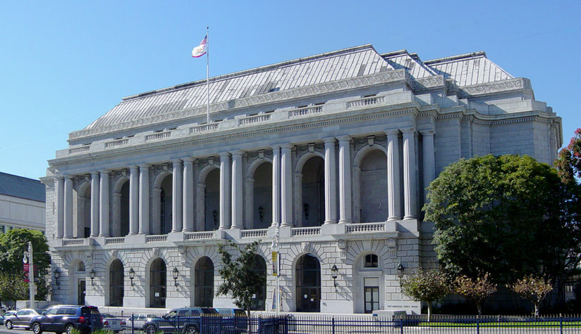 1951年9月8日48個向日本宣戰的盟國在舊金山戰爭紀念歌劇院（圖）（War Memorial Opera House）與日本簽訂「對日和平條約」，日本宣布放棄台灣與澎湖群島主權。圖／取自維基百科