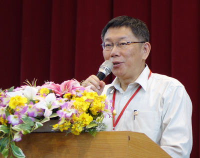 台北市長柯文哲今（9）日表示，美河市案多出8666坪，差了9%，「超過常識範圍」，法務局應研擬控告日勝生詐欺。(中央社)