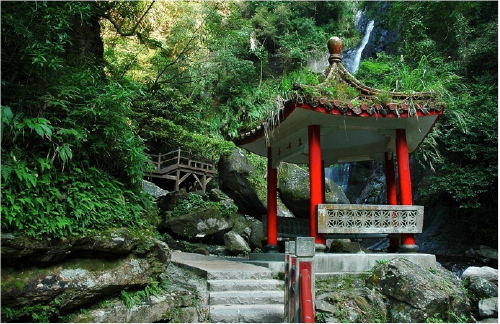 在觀瀑亭欣賞瀑水由峭壁淩空飛落，渾身涼爽舒適，此地山林空靈翠綠、景觀瑰麗多姿，被列為蘭陽八景之一的「西峰爽氣」。