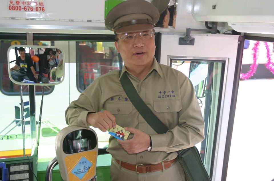 胡志強將到旺旺中時集團上班,今(31)日為前副手、國民黨台中市立委提名人蕭家淇助選,並在臉書貼上高中制服照片,宣告暫別政壇。(翻攝胡志強臉書)