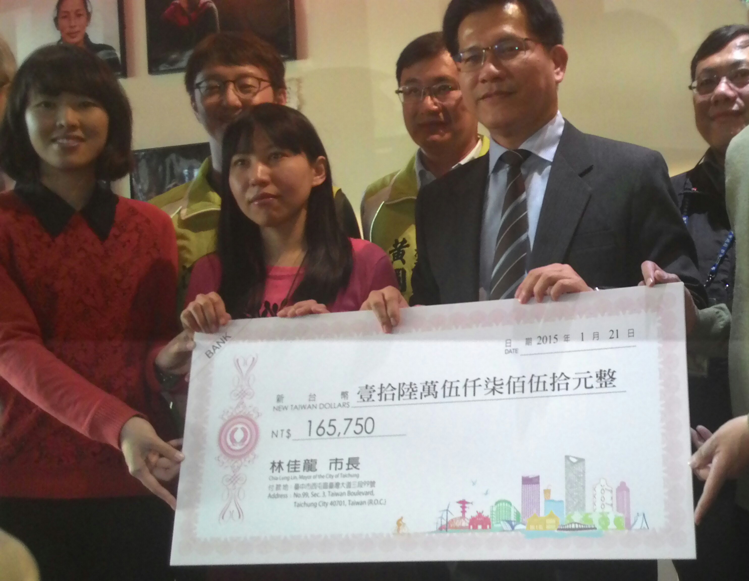 林佳龍捐贈選舉補助款給薛雅文里長作為重建中區再生基金。