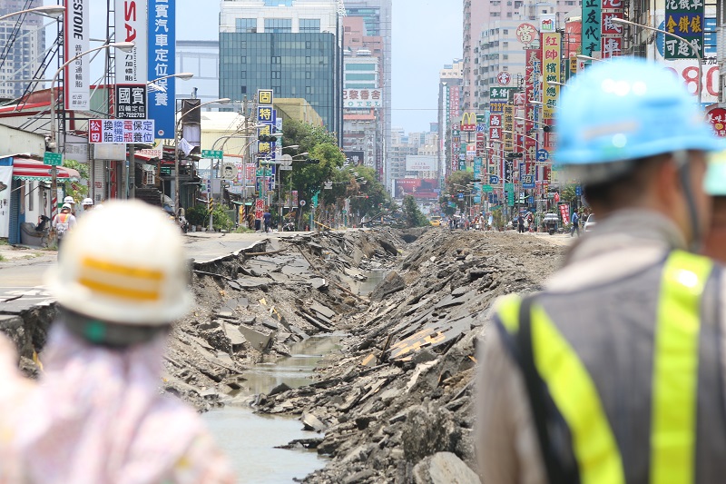 氣爆災後第二天，現場一片狼藉待清理。（記者何豪毅攝）