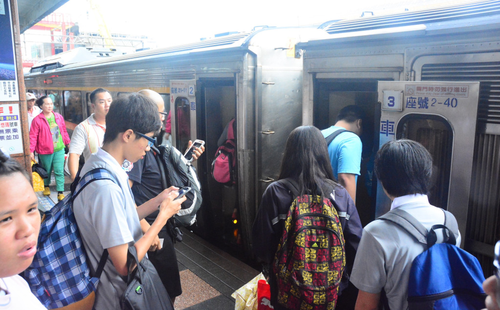 明年台鐵局將採購新車，蕭美琴特別要求回歸過去12節列車，並在無座位時，開放站票，擴充假日東部幹線座位運能，圖為花蓮火車站候車情況／本報資料照片