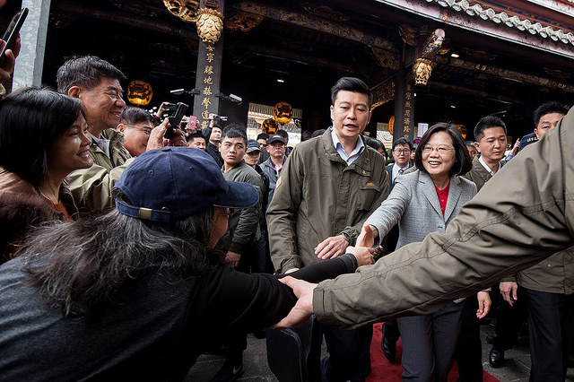 今（17）日是大年初二，總統蔡英文早上前往北市大同區保安宮參拜祈福，並發送紅包給民眾。圖／總統府提供