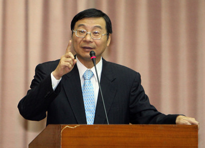 又傳投信經理人利用職務坑殺共同基金與政府基金，中飽私囊，金管會強調若罪證屬實，將追究相關人與公司內控責任。（圖為金管會主委曾銘宗，中央社）