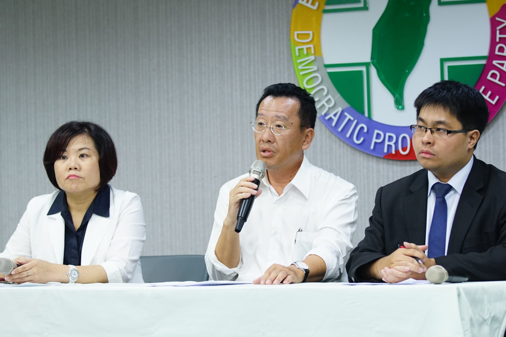 律師顧立雄表示，國民黨先藉由媒體報導、再說有民眾檢舉，讓檢方分出他字案，同時再由立委到立院質詢，顯然是在進行政治操作。（照片來源：民進黨提供）