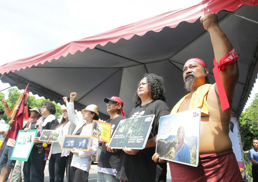 多位原住民代表今天前凱道要求原住民需要的有調查權的轉型正義。