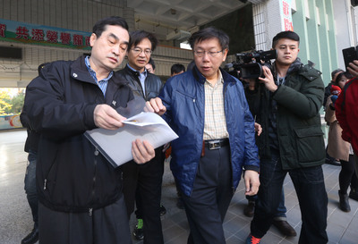 遠雄強調大巨蛋符合國際安全標準,不拆商場、也不拆巨蛋,台北市副市長鄧家基(左一)晚間發出聲明稿回應,大巨蛋「沒有公安、沒有營運」,絕不會在廠商利益下妥協。(資料照,中央社20150416)