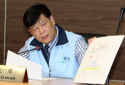 衛福部食藥署6日舉行記者會，食藥署長葉明功（圖）表示，依據強冠所販名單，共有235家業者購買劣質豬油；截至6日下午，確認用於110個產品。（中央社）