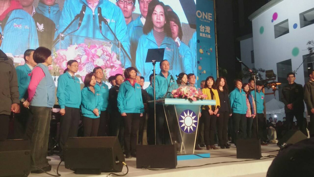 朱立倫率團隊發表敗選感言（何豪毅攝）