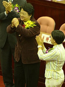 台北市議長選舉，國民黨籍現任議長吳碧珠以1票之差驚險連任，現場同黨議員拍手向她道賀。(中央社)