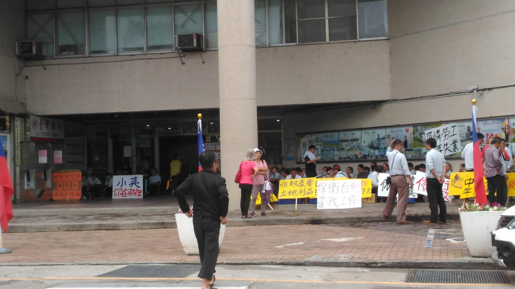 台化因不願依規據實申報，遭彰化縣政府停發3張燃煤許可，它還有11張固定污染源排放許可，工廠繼續營運毫無問題，卻故意擴大事情的嚴重性，威脅員工即將關廠，導致員工四處抗議，連縣長及議員、醫師、媒體記者都遭到恐嚇。圖／陳婉真