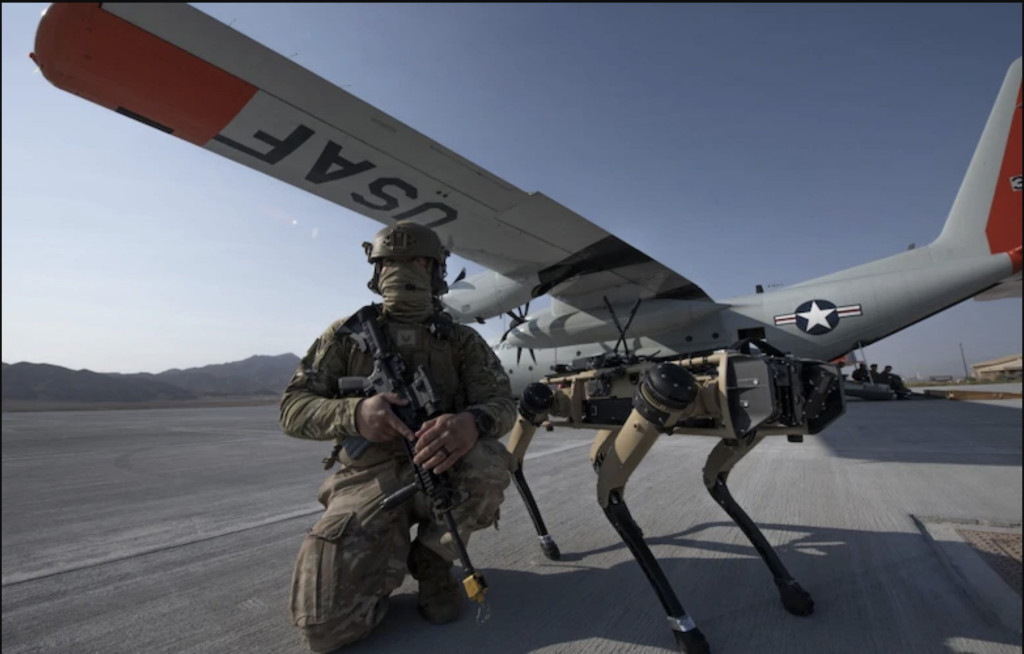 美國空軍飛機上出現幾隻4腳的機器狗，蹦蹦跳跳地跑進莫哈韋沙漠的機場，提供未來戰爭的一種可能。圖／擷自Ghost Robotics推特