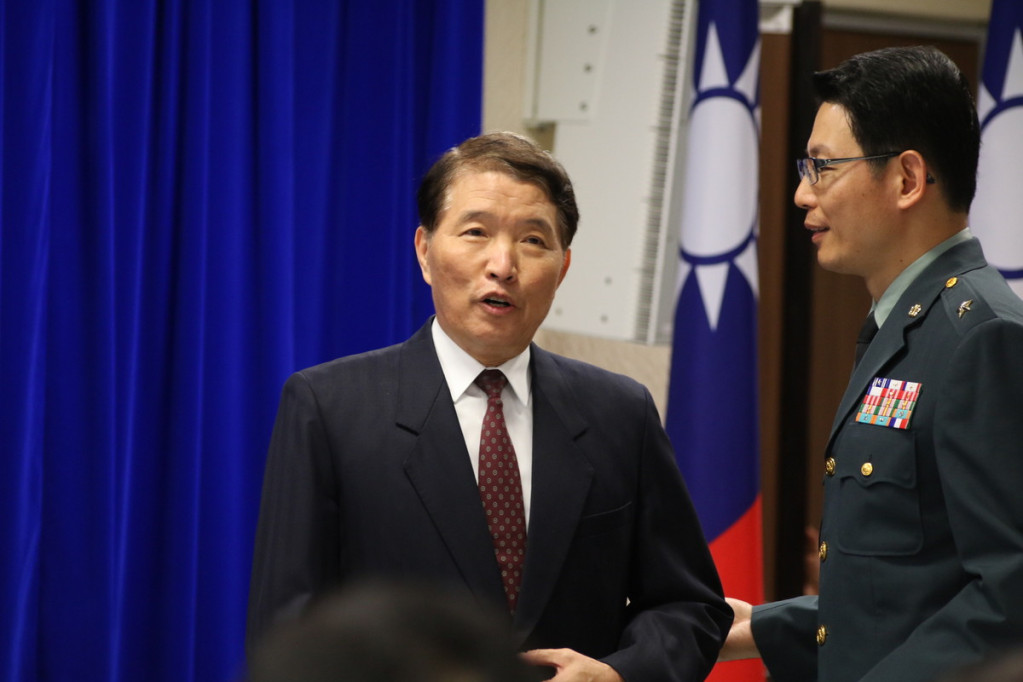 國防部長高廣圻（左）今天上午突然現身記者會，強調將會負起該負的責任。軍方證實明天下午他將向總統馬英九專案報告。（記者何豪毅攝）20150407