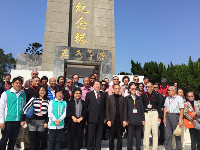 準行政院長林全（右5）27日返回高雄市左營區，與高雄市長陳菊（左4）一起向到海軍忠烈將士紀念塔獻花。（中央社）20160327