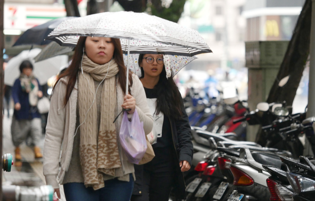 ​中央氣象局指出，今（8）日鋒面雲系通過，各地有短暫雨且局部較大雨勢發生的機率，同時受強烈大陸冷氣團南下影響，中午左右北部的氣溫只剩14、15℃，中部及宜蘭也只有17到19℃，目前氣象局已對北北基等15縣市發布低溫特報，提醒民眾須注意保暖。圖／張家銘