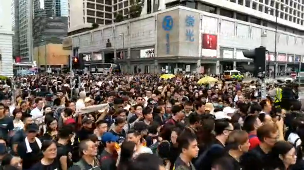 7月7日，30萬香港民眾上街，在街上對抵港的中國旅客，宣講為什麼會有這樣的運動，讓中國旅客把訊息傳進中國，打破老共的新聞網路封鎖。圖／截圖自「Stand News 立場新聞」臉書直播影片