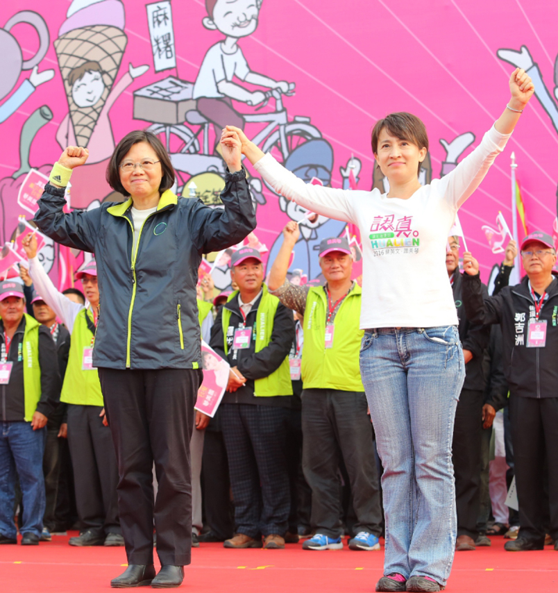 上個月底，民進黨總統候選人蔡英文和立委候選人蕭美琴成立花蓮聯合競選總部，呼籲選民讓她們一起當選。（本報資料照，王志偉攝）