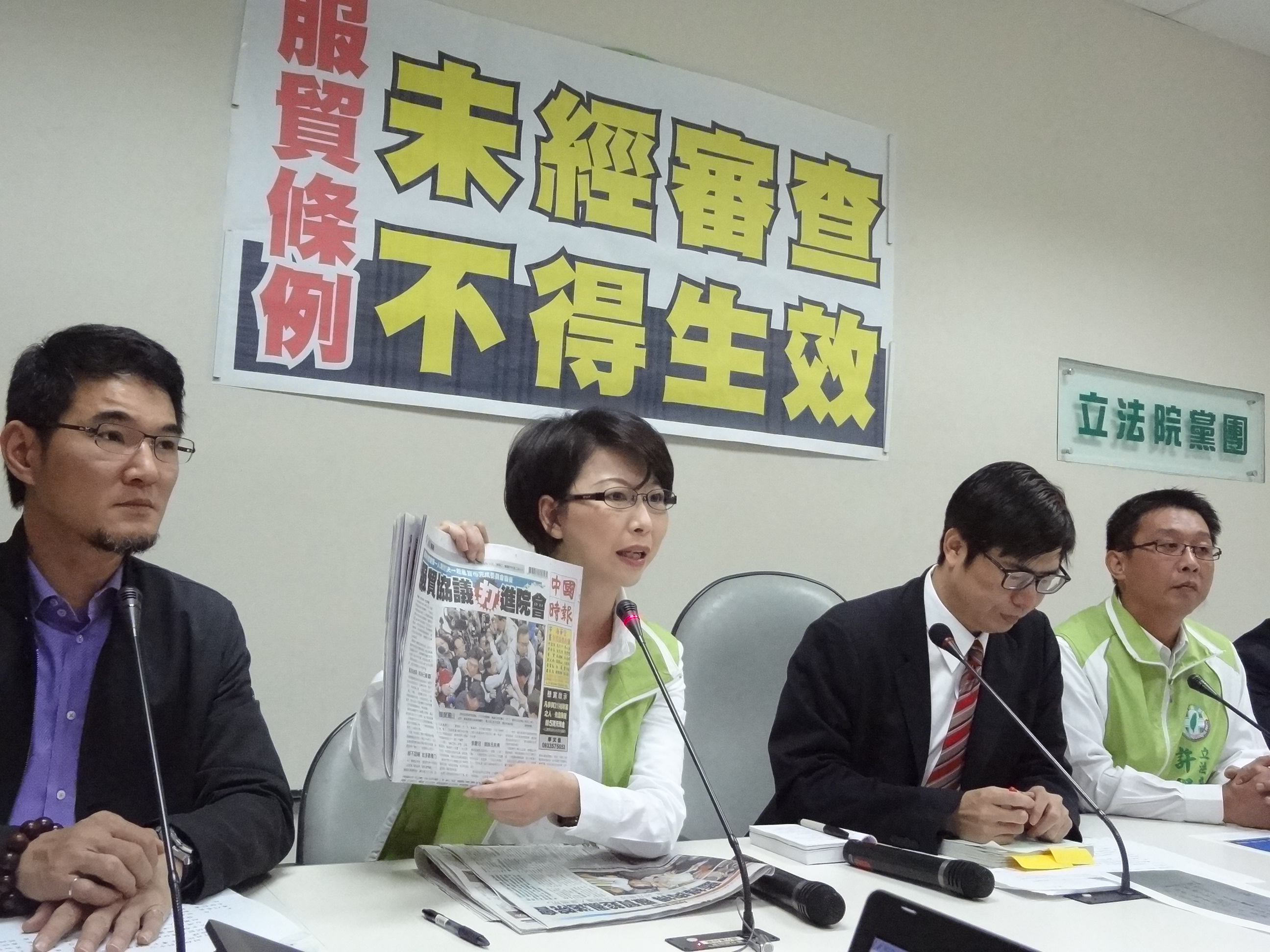 民進黨立院黨團今（18）日舉行記者會表示，昨天委員會根本沒有開會，國民黨是橫柴入灶，且把服貿協議當作行政命令，是鹿茸說法的翻版。（劉明堂攝）